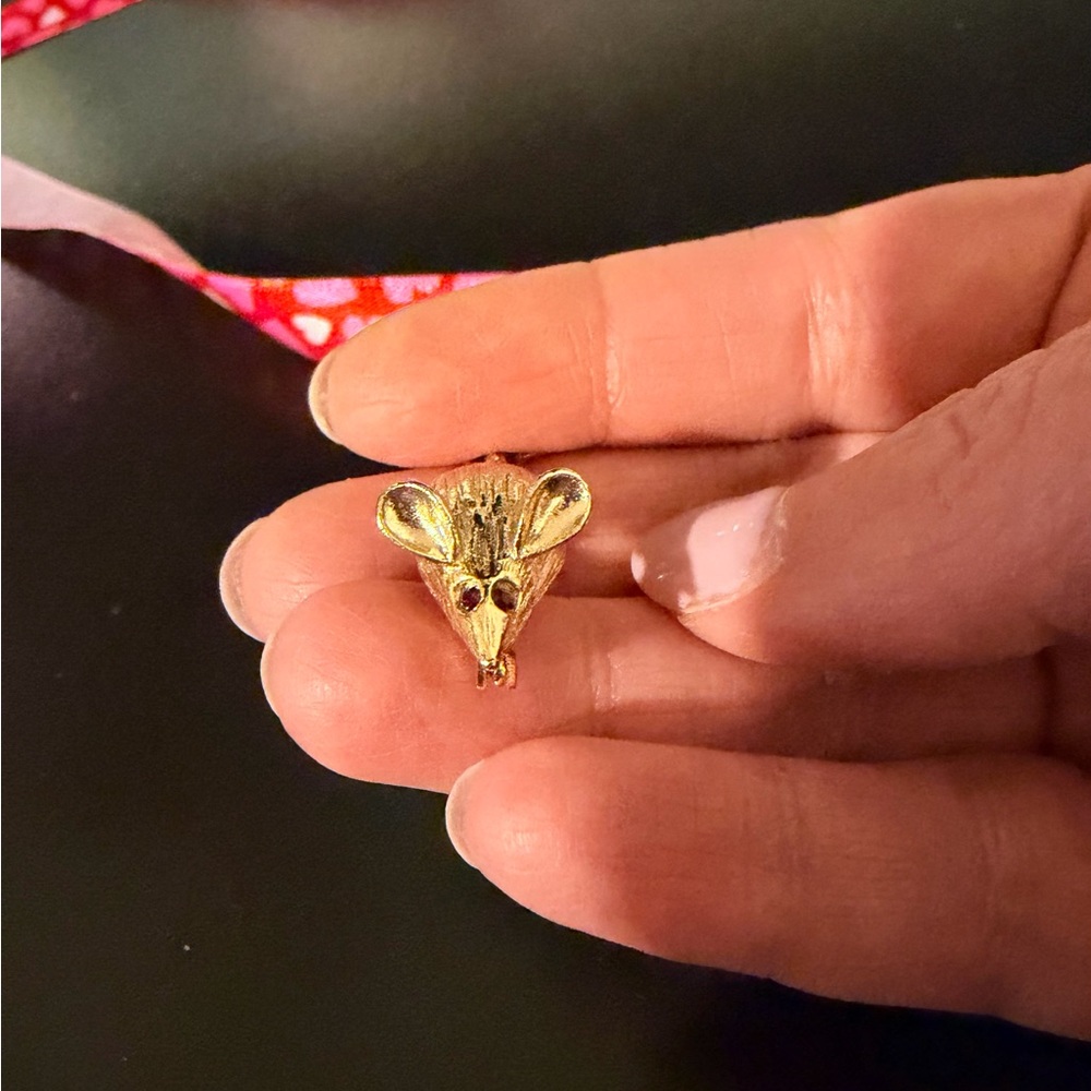 Vintage Gold-Tone Mouse Brooch with Ruby Rhinestone Eyes and Articulated Tail - Picture 3 of 7